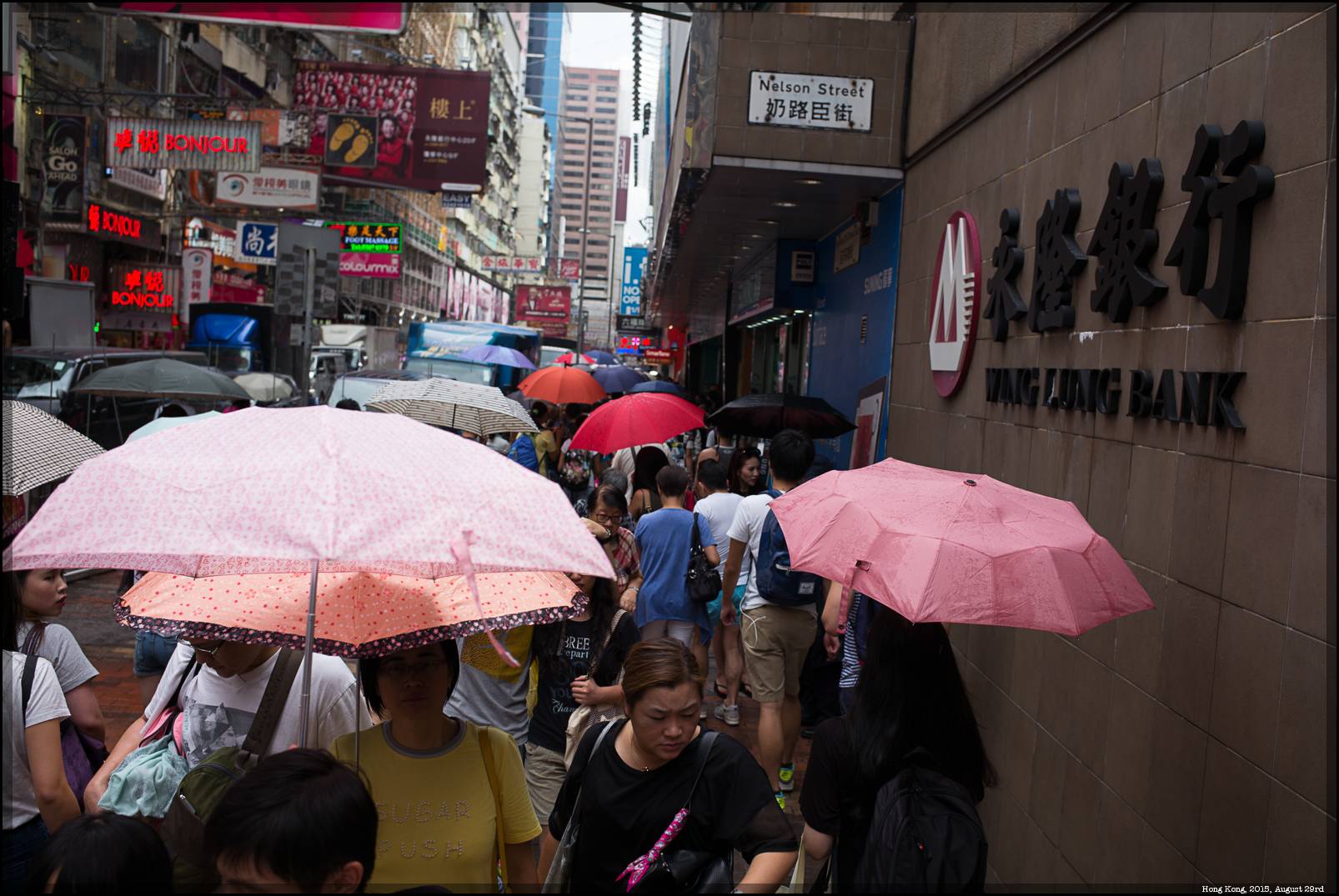 éclosion de parapluies aux premières gouttes