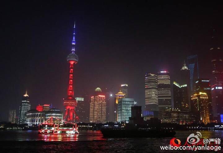 Drapeau Français sur l’emblématique tour de Shanghai