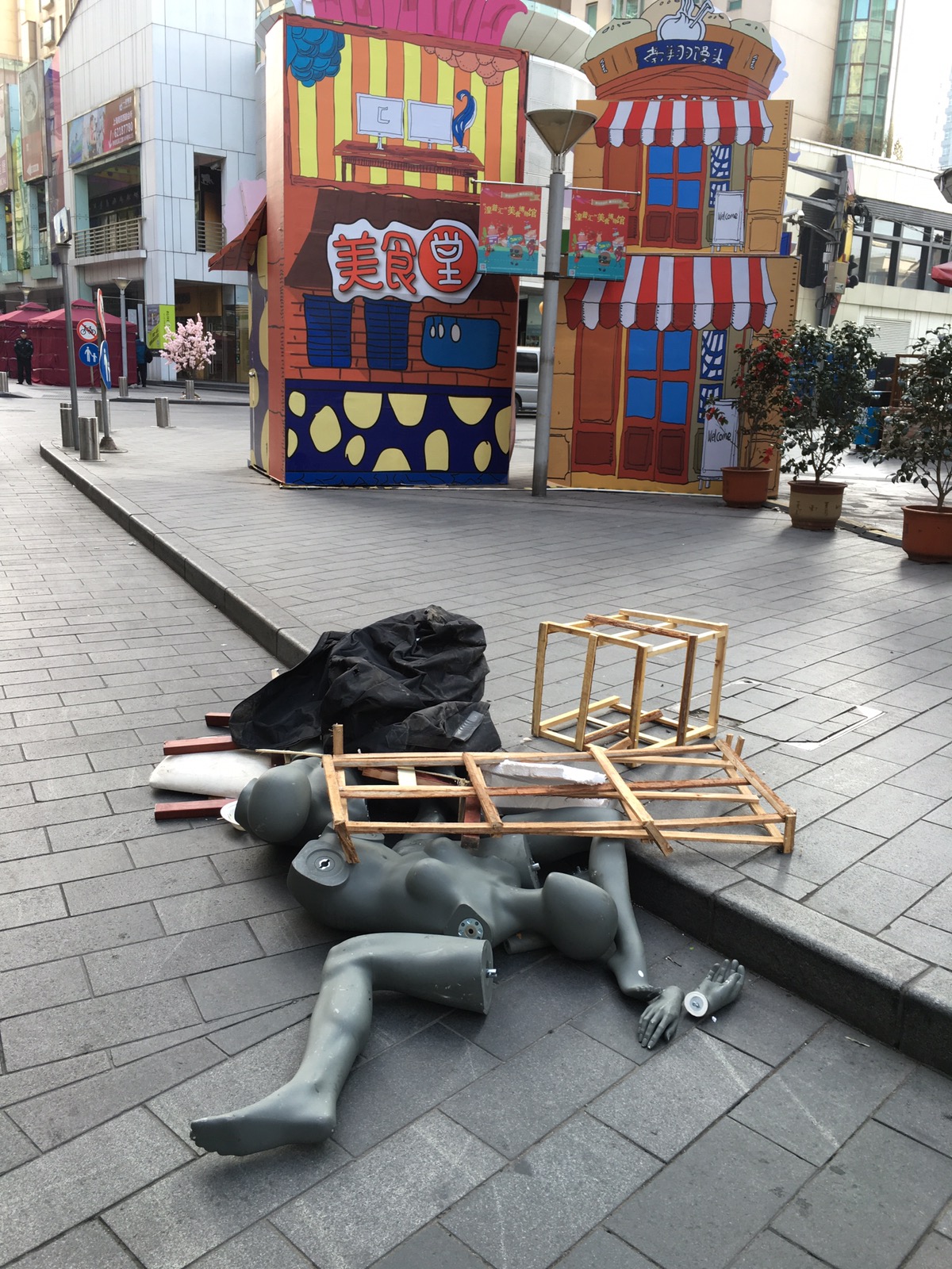 Tragedy of humanoïde 